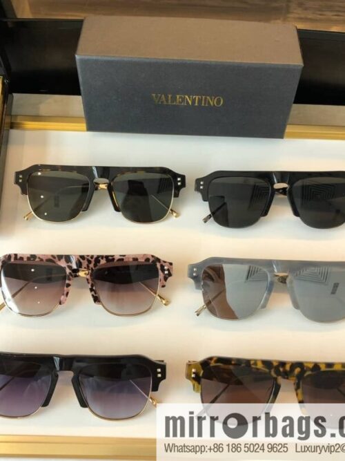 wsxc1678456516572_8-800x800um1o3p2tdbd34377_20250626033929.jpg Valentino Metal Rivet Trim Ladies Sunglasses