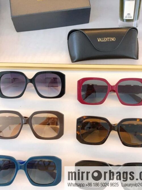 wsxc1691158350104_8-800x800e3i3fdfii5p9096_20250625141455.jpg VALENTINO Valentino Large Box Unisex Sunglasses