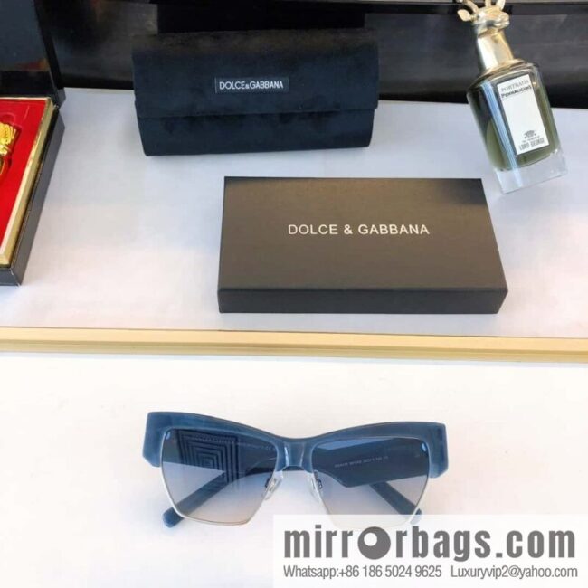 DOLCE & GABBANA Dolce & Gabbana temple three-dimensional letters