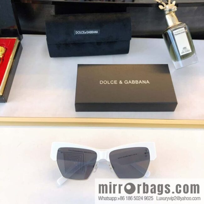 DOLCE & GABBANA Dolce & Gabbana temple three-dimensional letters