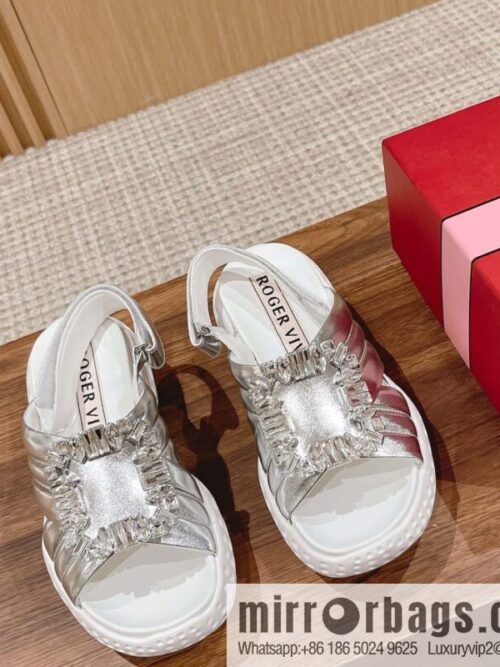 wsxc1719479007517_0-800x800vmuzry5wc2360990_20250630015831.jpg 𝐑𝐨𝐠𝐞𝐫 𝐕𝐢𝐯𝐢𝐞𝐫 Viv Run Moonlight Button Sandals