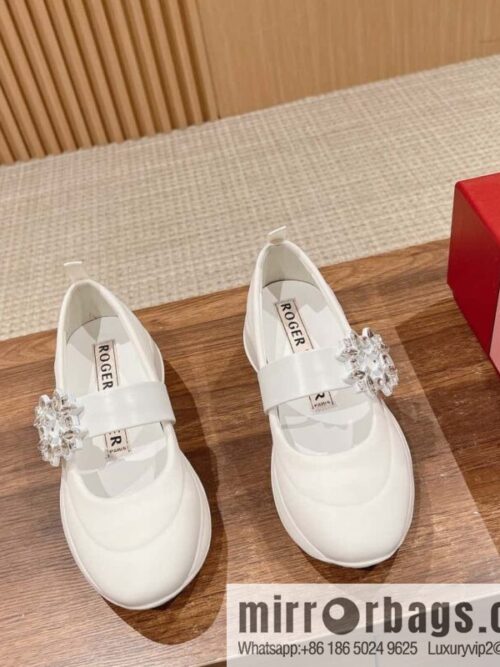 wsxc1719479027888_0-800x8004mx1vd1cl0260966_20250630015810.jpg 𝐑𝐨𝐠𝐞𝐫 𝐕𝐢𝐯𝐢𝐞𝐫 Roger Vivia #Early Spring New Viv\'Run Buckle Fabric Sneakers