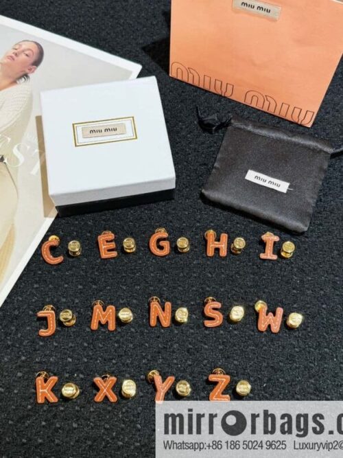 wsxc1727100650893_0-800x8002vopvtzyeyr52565_20250630004407.jpg ❗️New ❗️ (Pair) MIU MIU Miu Asymmetrical Leather Letter Stud Earrings
