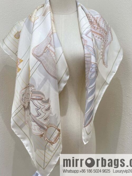 wsxc1741120141340_0-800x800flg5qaixrq33291_20250625030211.jpg HERMES \"Saddle World 90 Square Towel\"