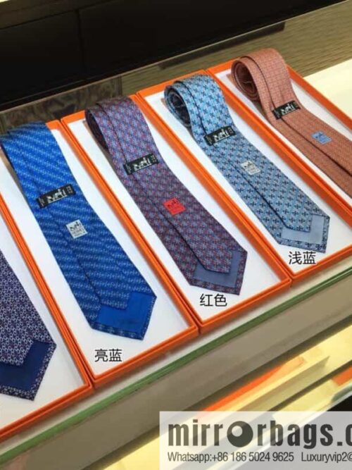 IMG_0292-800x800o3bzutl2nbq93198_20250702012524.jpg Hermes 100% top twill silk + wool inner three-color chain tie