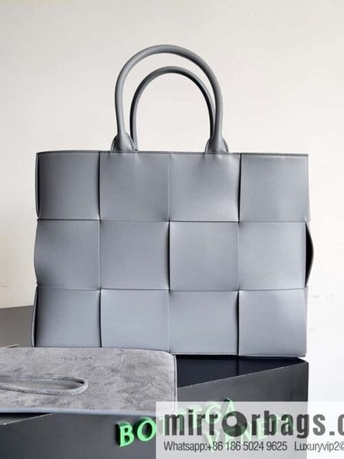 IMG_0429-800x8001530g0s2yho71123_20250719030824.jpg 38Cm small four grid B home 2023 early spring new Arco Tote clutch bag model; 729244 Intreccio woven leather (fabric) tote handbag