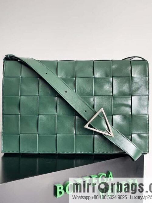 IMG_0501-800x800wbnjf51p0du70849_20250719030550.jpg BV Bottega Veneta B home, model; 691407 new version of CASSETTE triangular buckle oil wax leather, shoulder backpack dark green