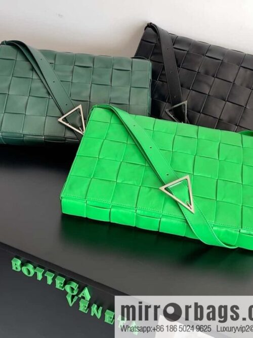 IMG_0519-800x800bfpl2pujilg70823_20250719030533.jpg BV Baodie Bottega Veneta Home, model; 691407 New version CASSETTE triangular buckle oil wax leather, shoulder backpack parrot green