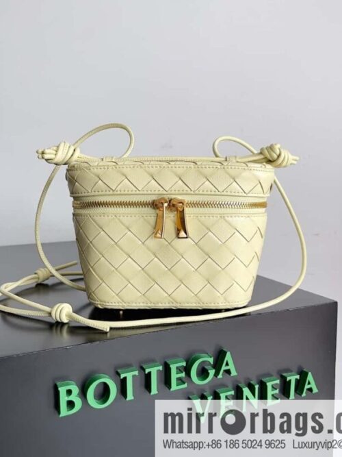 IMG_0556-800x80044sdhk3psup71304_20250719061658.jpg 2023 new BV small box Bottega Veneta woven mini pouch model; 743551 small box bag, ice cream color