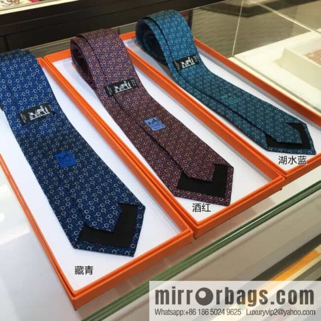 Hermes 100% top twill silk + wool inner three-color horse tie