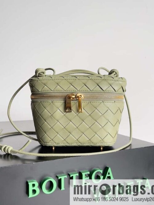 IMG_0594-800x800jn1h0kg0utm71293_20250719061651.jpg 2023 new BV small box Bottega Veneta woven mini pouch model; 743551 small box bag, travertine green