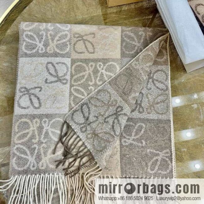 IMG_0852-1-800x800rrhmx3ielvd103340_20250702053139.jpg LOEWE 90% wool + 10% cashmere Anagram presbyopia scarf