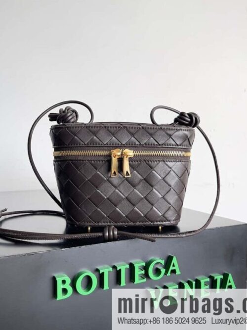 IMG_0922-800x800bhs3en24l2a64286_20250719014225.jpg 2023 new BV small box Bottega Veneta woven mini pouch model; 743551 small box bag