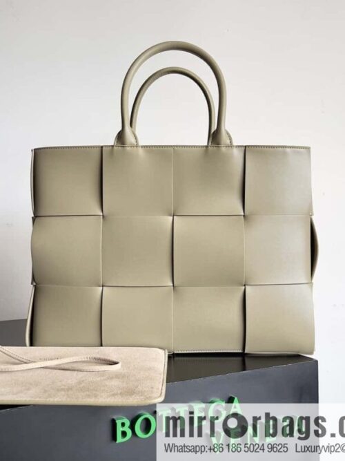 IMG_0950-800x800415ovwzyiys64215_20250719014141.jpg 38Cm small four grid B home 2023 early spring new Arco Tote clutch bag model; 729244 Intreccio woven leather (fabric) tote handbag