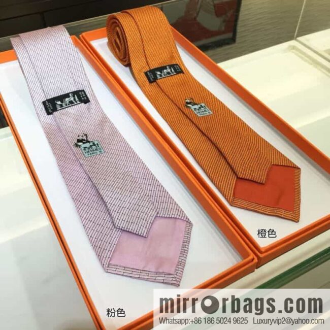 Hermes 100% top twill silk + wool inner panda tie