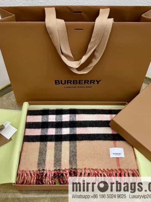 IMG_2350-800x800mcu3kn4o3ks83072_20250701202900.jpg Burberry Love Cashmere Scarf