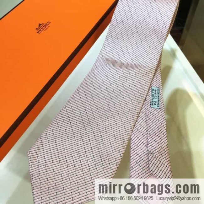 Hermes 100% top twill silk + wool inner panda tie