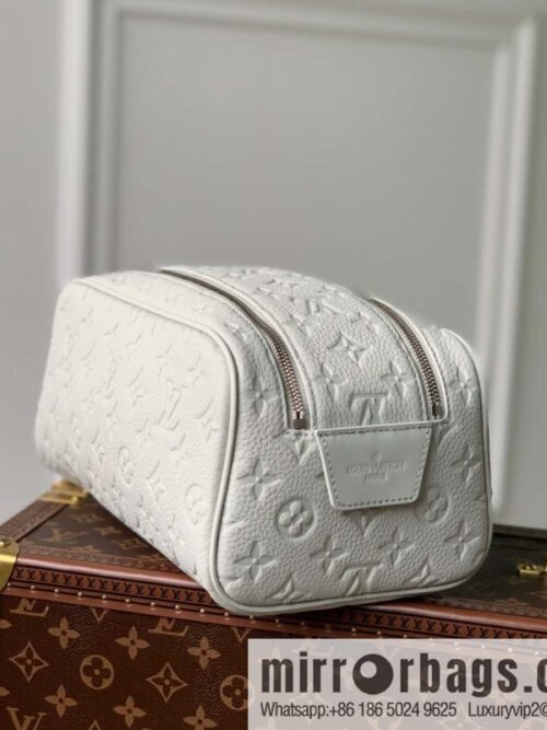 IMG_2983-800x800iip4neylmr161042_20250719010339.jpg M82576 Gray and white, this Dopp Kit toilet bag.