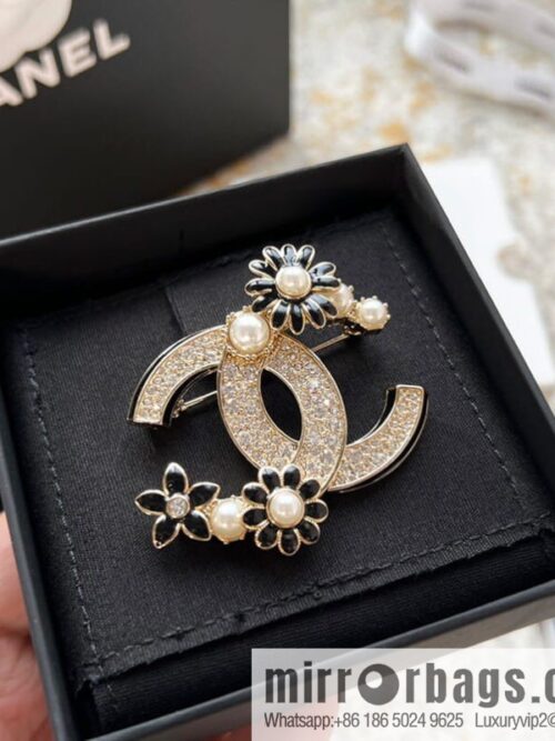 IMG_3088-800x800fkb4bz0ddtj206114_20250709072000.jpg New Chanel double c camellia full diamond brooch
