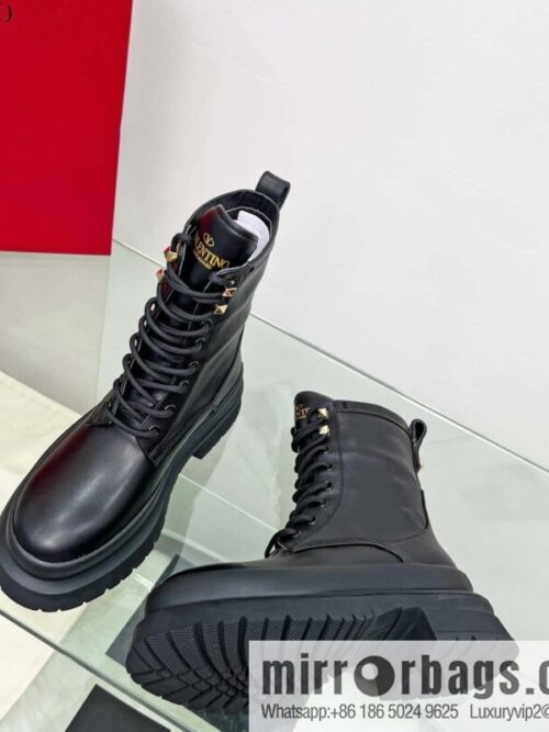 IMG_3464-800x800uilafhol21b156082_20250705120700.jpg 🐰🐰𝑉𝐴𝐿𝐸𝑁𝑇𝐼𝑁𝑂 Valentino. Classic Valentino stud boots