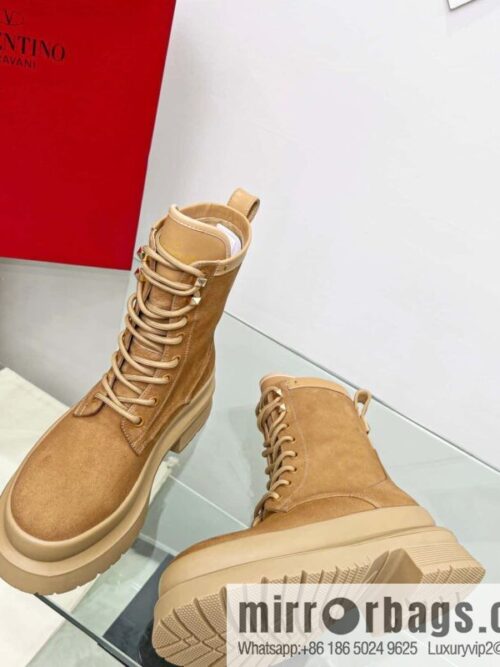 IMG_3477-800x800tdji4f1vvjd156072_20250705120638.jpg 🐰🐰𝑉𝐴𝐿𝐸𝑁𝑇𝐼𝑁𝑂 Valentino. Classic Valentino stud boots