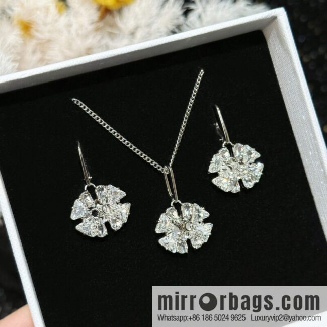 IMG_3850-800x800ytabciy24vk124916_20250702183146.jpg ☀️New ☑️ Celine silver Arc de Triomphe Clover stud earrings necklace ☀️