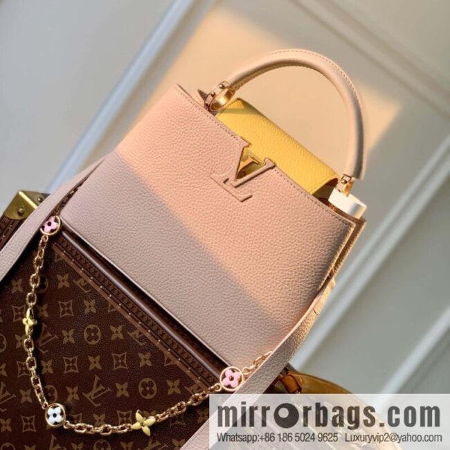 [Exclusive real shot M22375 apricot, small] This Capucines small handbag