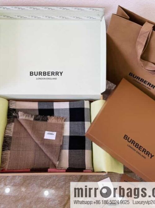 IMG_4985-800x800x1boqodqqjm82943_20250701202408.jpg Burberry 100% Cashmere Double Sided Scarf Large Shawl