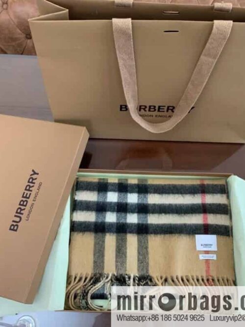 IMG_4990-800x80052f11udnnzx113195_20250702113439.jpg Burberry Double-Sided Letter Logo Checked Cashmere Scarf