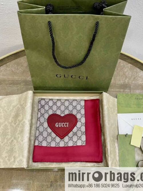 IMG_5478-1-800x800veuqqoc13lj103535_20250702053601.jpg GUCCI Gucci 100% silk Valentine\'s Day limited edition love square scarf