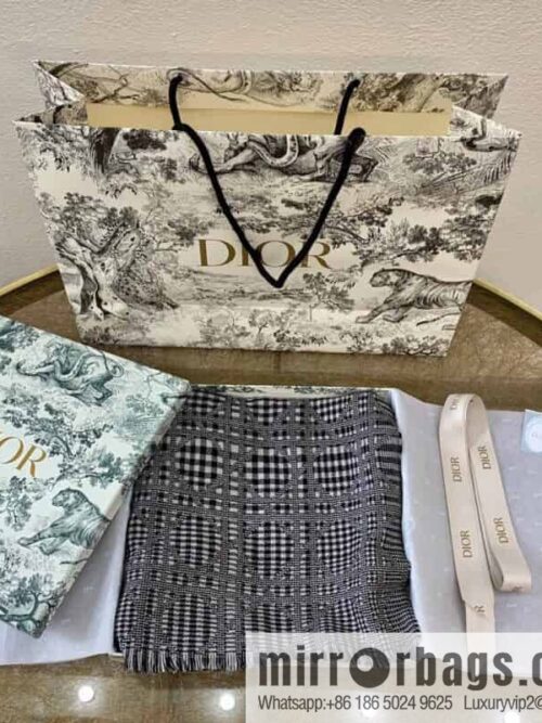 IMG_6286-1-800x800ejmyftwqoan113039_20250702113053.jpg Dior Dior\'s unique style Teng pattern thousand bird grid new version long scarf