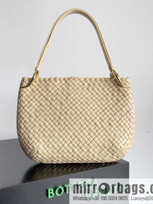 IMG_6615-800x800qwujyxpttqn54306_20250718233900.jpg BV #CLICKER Bv 2023 Early Spring New Clicker Lamb woven tote bag model number 730969 Oat color