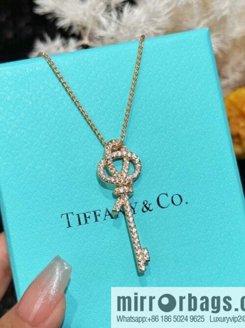 IMG_6885-800x8002hqr2izi4rh111618_20250702084453.jpg ❗️New ❗️ New ☑️ TIFFANY & Co. Woven Full Diamond Key Necklace