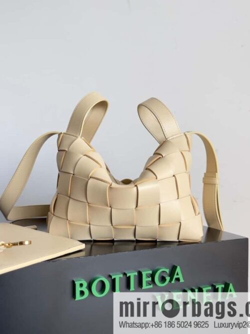 IMG_6902-800x800dbpxdbh1dcg53946_20250718233517.jpg BV bowling bag model number: 755132