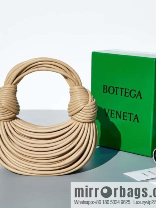 IMG_7806-800x800nr4k50xbkg484240_20250719083304.jpg Bottega Veneta, model 680934 autumn and winter new Jodie ramen clutch bag number: 80803 #oat color