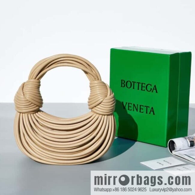 Bottega Veneta, model 680934 autumn and winter new Jodie ramen clutch bag number: 80803 #oat color