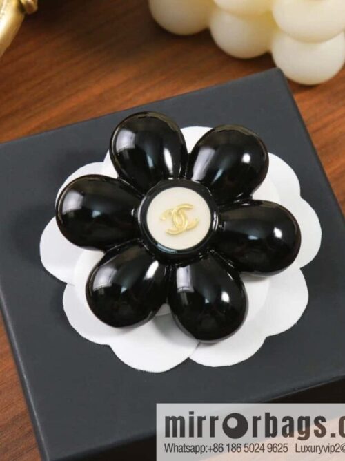 IMG_7970-800x800arttjzvrbha135824_20250704221334.jpg ☀️New ☑️ Chanel Double C Camellia Brooch ☀️