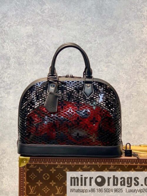 IMG_8043-1-800x800oqdl0fandp352219_20250718231140.jpg M20355 black Alma small handbag