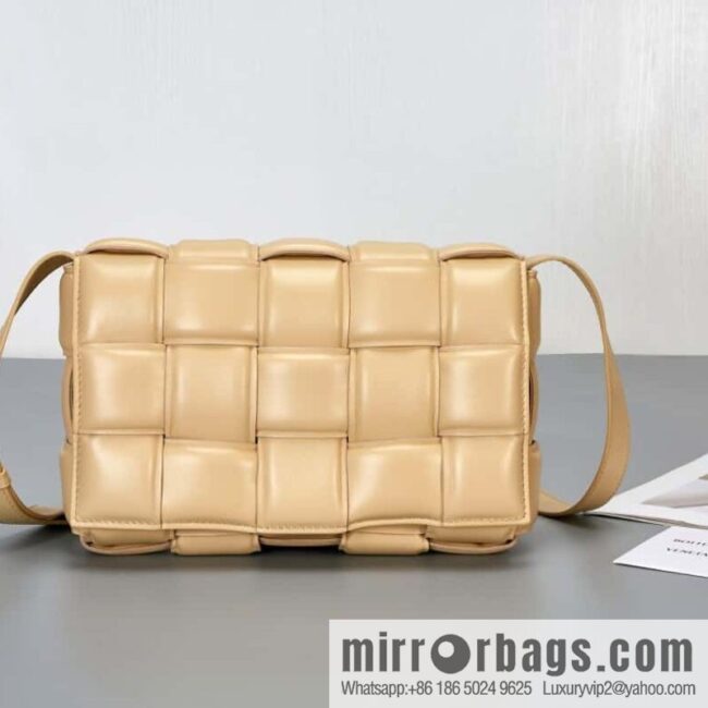 IMG_8118-800x800goqrwdq5is583941_20250719083012.jpg Bottega Veneta Padded Cassette Bag Model; 591970 BV Cassette Pillow Bag, Oatmeal