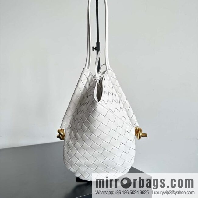 #BottegaVeneta, Yang Mi\'s latest bag of the same Solstice Shoulder Ba model number: 740898 small white