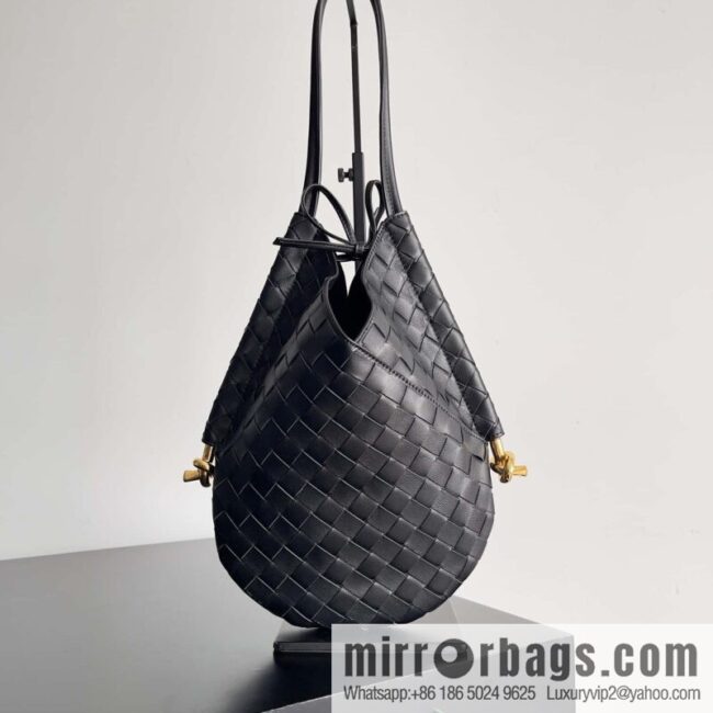 #BottegaVeneta, Yang Mi\'s latest bag of the same Solstice Shoulder Ba model number: 740898 small black