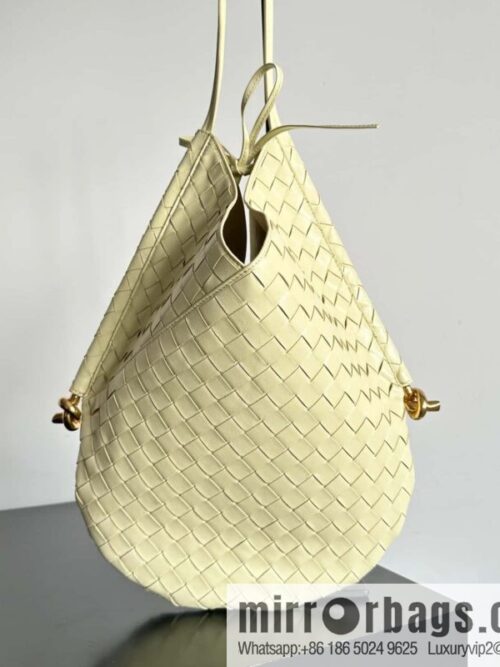 IMG_8351-800x800ytcg3kjg0xn83648_20250719082713.jpg #BottegaVeneta, Yang Mi\'s latest bag type of the same Solstice Shoulder Ba, model number: 740990 large ice cream color