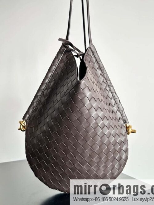 IMG_8387-800x800e0suuysbivt83598_20250719082633.jpg #BottegaVeneta, Yang Mi\'s latest bag type of the same Solstice Shoulder Ba, model number: 740990 large chocolate color