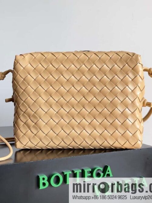 IMG_8819-800x800pjv2yb133qp49269_20250718041530.jpg Large 𝗕𝗼𝘁𝘁𝗲𝗴𝗮 𝗩𝗲𝗻𝗲𝘁𝗮 BV latest version loop camera bag model number: 680256 almond color