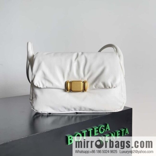 BV Pad handsome bag BOTTEGA VENETA bread model number: 717237 white