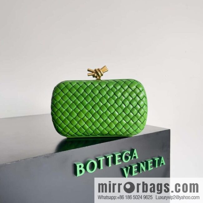 BottegaVeneta BV Knot | minaudiere: 717622 sheepskin green pepper