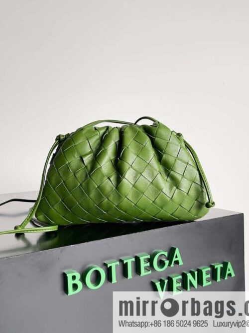 IMG_9357-800x800l3s3qqleuvf73853_20250719064732.jpg Bottega Veneta THE MINI POUCH 22CM Woven Cloud Bag 585852 Sage Green