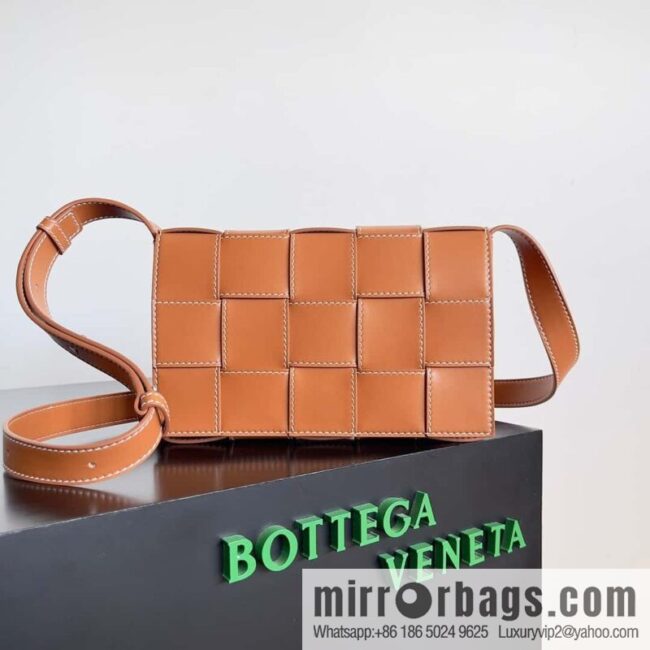 BV Bottega early autumn 2023 series Cassette new line decoration will leather (fabric) handbag, model number: 758105 brown wood color