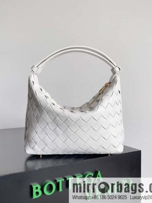 IMG_9578-800x800mwoqzg3100o73520_20250719064405.jpg BvWallace shoulder bento bag, model 754443 intrecciato bag, white