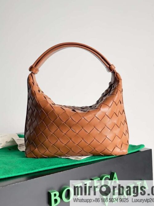 IMG_9587-800x800fvtr4uxmjpv73509_20250719064359.jpg BvWallace Shoulder Bento Bag, Model 754443 intrecciato woven bag, light brown